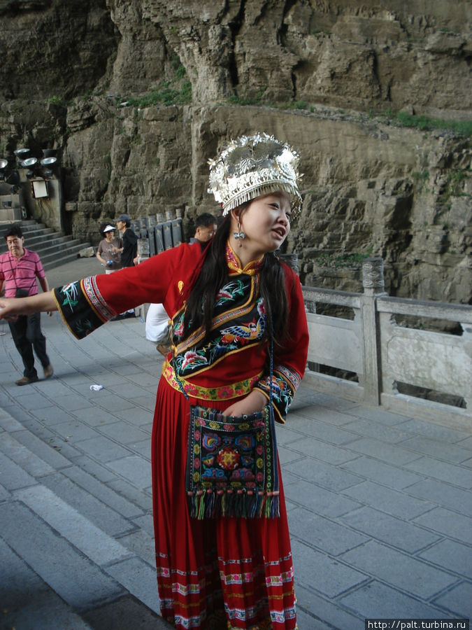 Девушка народности туцзя в национальном наряде. Местные девушки очень симпатичные Чжанцзяцзе Национальный Лесной Парк (Парк Аватар), Китай