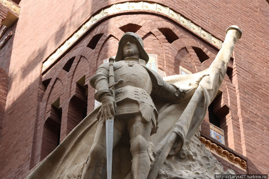 Деталь скульптурной группы на фасаде, посвящённой героям народных песен Каталонии. Скульптор Мигель Блай. Барселона, Испания