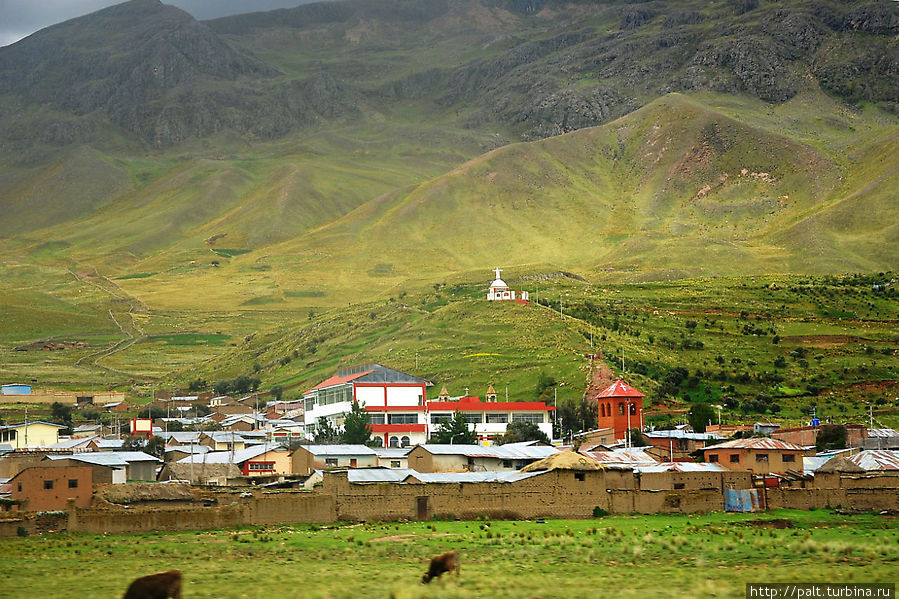 Красивое селение на фоне гор Перу