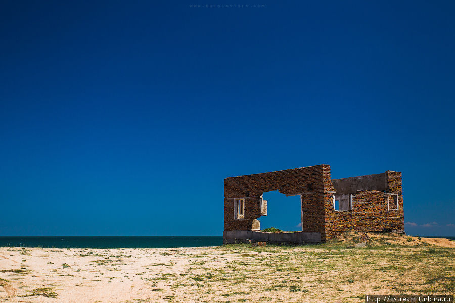 Идем отдыхать на пляж. Его украшают полуразрушенные здания:) Республика Крым, Россия