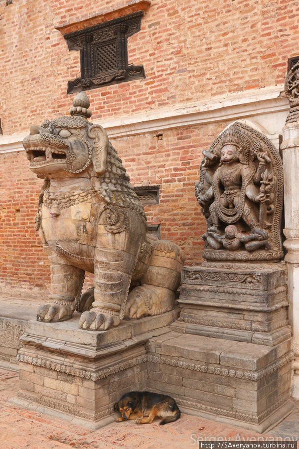 Бхактапур. Изваяние Таледжу в форме льва Катманду, Непал