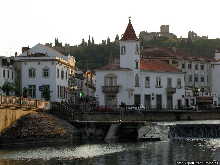 Городской пейзаж очень оживляет речка Набан. Томар, Португалия