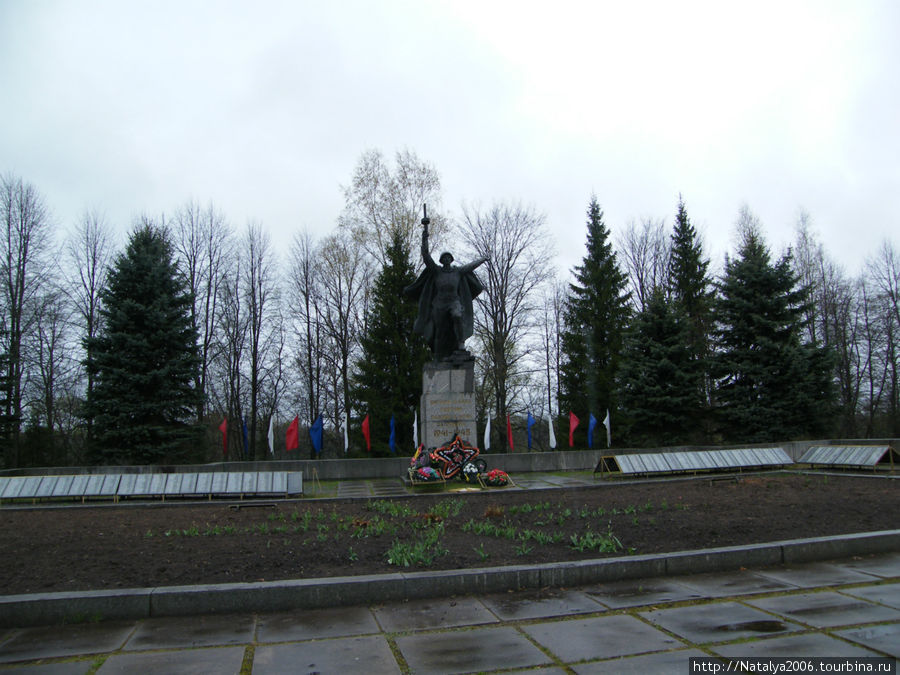 Мемориал нашим воинам в центре города Холм Холм, Россия