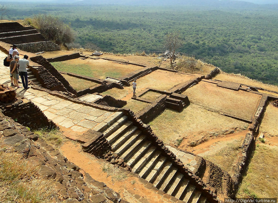 Многочисленные лестницы выводят на разные уровни, можно запутаться Сигирия, Шри-Ланка