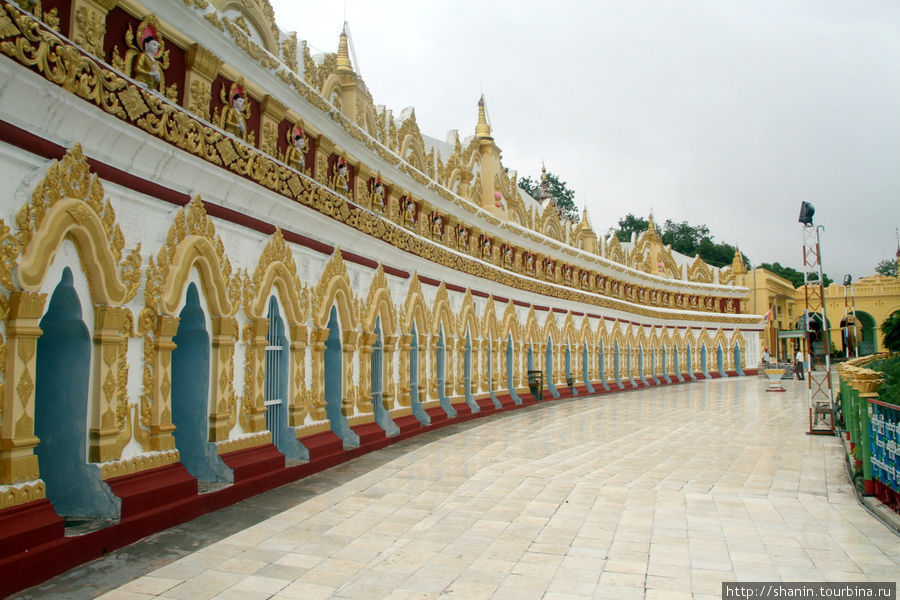 Фасад Пагоды Тридцати Пещер Сагайн, Мьянма