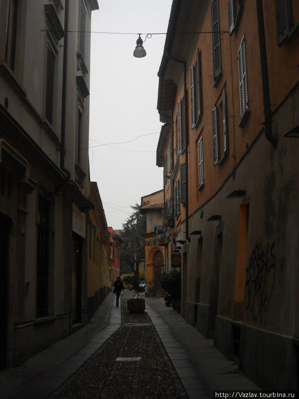 На улочке Павия, Италия