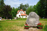 Аббатство ( мастерская) и камень в память о войне