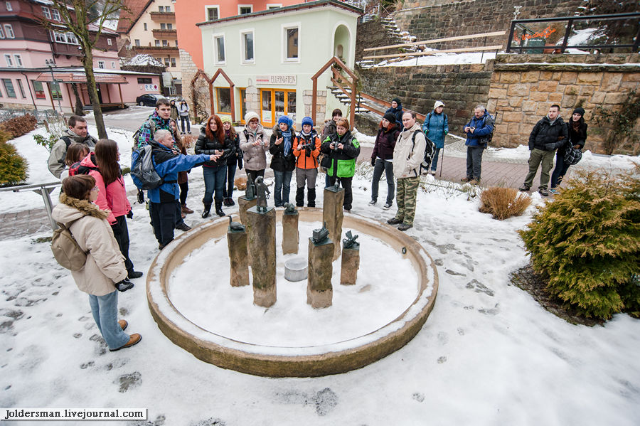 Рукодитель группы Генадий рассказывает о скульптурной композиции Саксонская Швейцария Национальный Парк, Германия