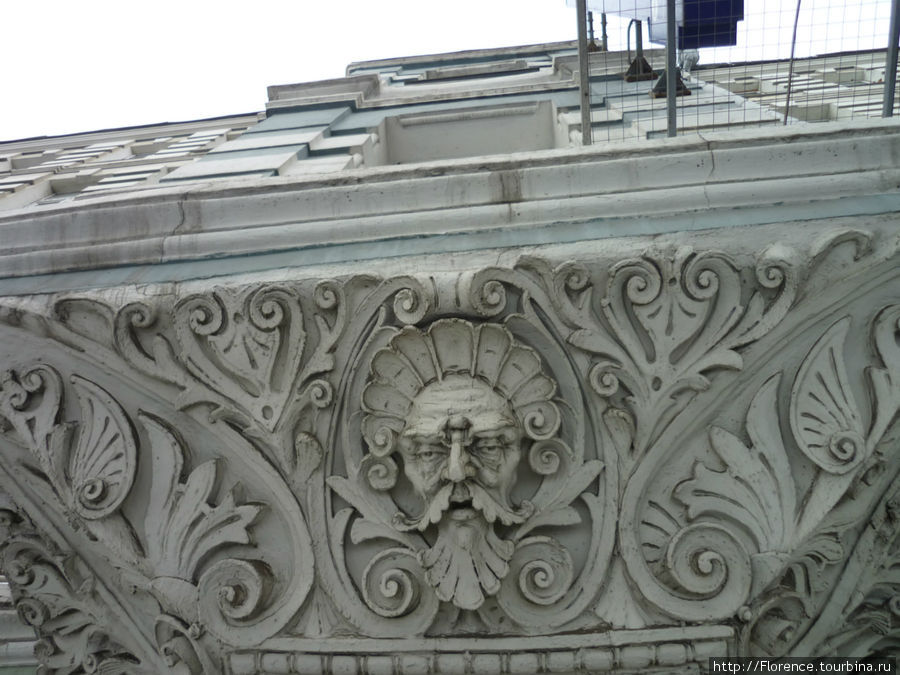 Эта архитектурная деталь  на Пушкинской нависает над прохожими, но ее мало кто замечает: для этого надо задрать голову Москва, Россия