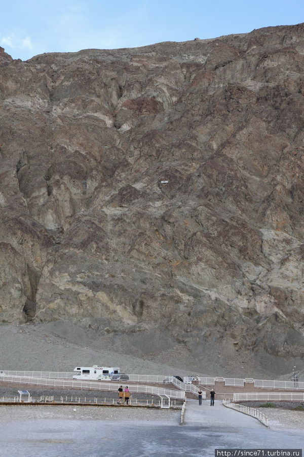 86 метров под уровнем моря. Белая табличка на склоне горы указывает уровень. Национальный парк Долина Смерти, CША