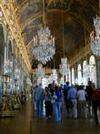 Зеркальная галерея — это самое большое помещение Версаля.  В этом зале отмечали королевские дни рождения, бракосочетания, устраивали роскошные балы, принимали иностранных послов. Зал Зеркал содержит 17 огромных зеркал, отражающих высокие арочные окна и хрустальные канделябры.