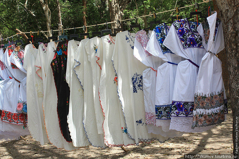 Традиционные народные платья чем-то похожи на платья из культуры русской. Чичен-Ица город майя, Мексика