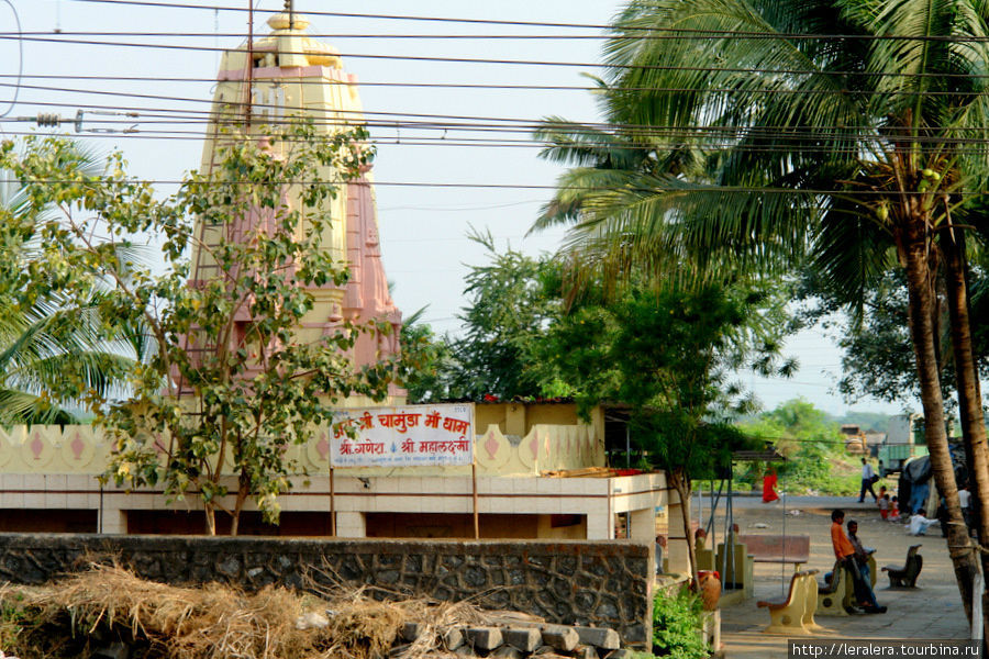 Самое красивое сооружение в трущобе — храм. Там даже лавочки имеются. Мумбаи, Индия