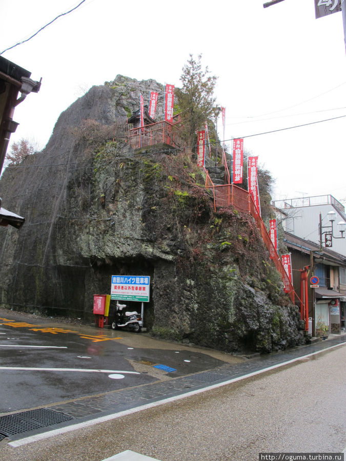 Синтоистский храм на скале Гудзё, Япония
