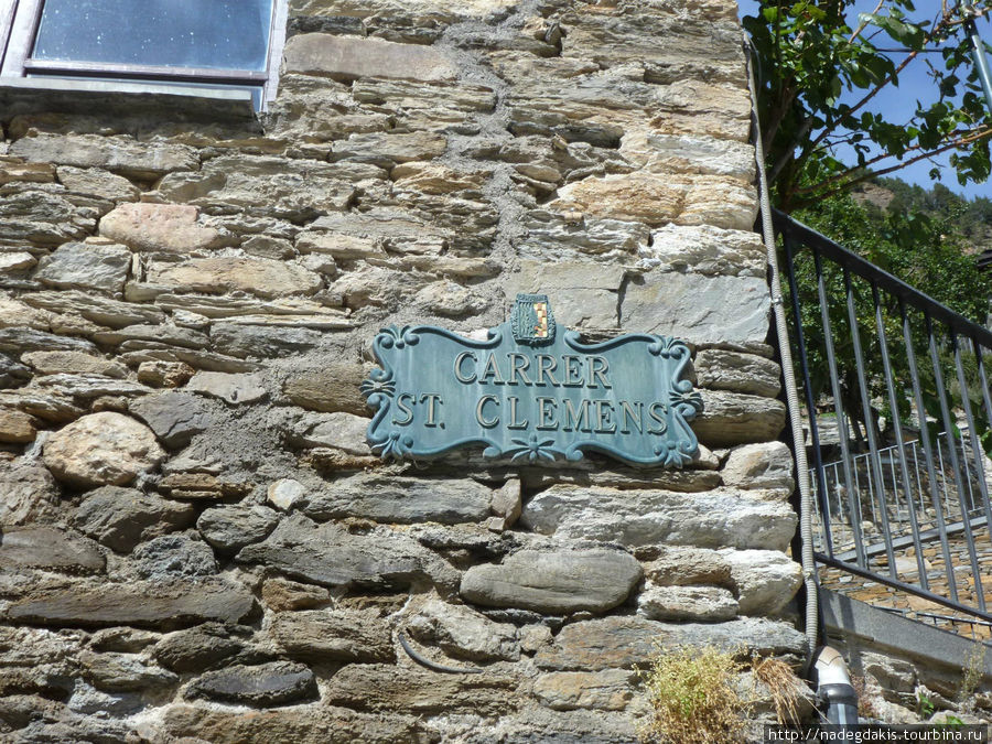 Здесь же в деревушке Pal из местного камня сделаны дома И здесь очень красивые таблички с названиями улиц Андорра-ла-Велья, Андорра