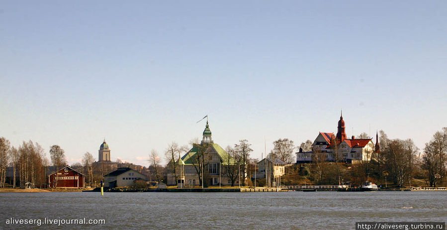 Солнце делает домики на островах лагуны дворцами из сказки Хельсинки, Финляндия