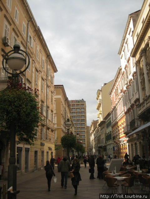 В створе улицы видно и здание югославских времен Риека, Хорватия