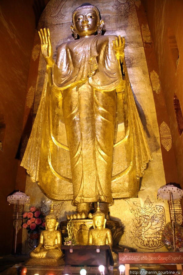Золотой Будда в храме Ананда в Багане Баган, Мьянма