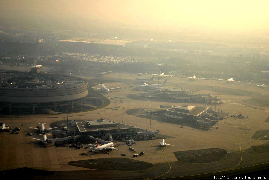 На фото уместилась часть одного из семи терминалов аэропорта Париж, Франция
