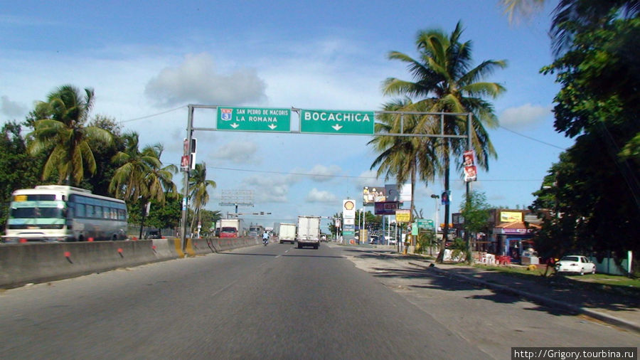 Бока-Чика справа. Много народа бегает через дорогу. Часто переезжают ее на скутерах и мотоциклах. !Осторожно! Ла-Романа, Доминиканская Республика