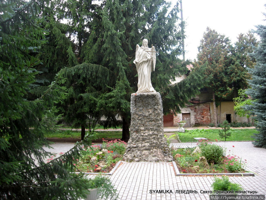 Скульптурное изображение ангела перед Троицким собором. Лебедянь, Россия