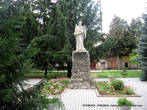 Скульптурное изображение ангела перед Троицким собором.
