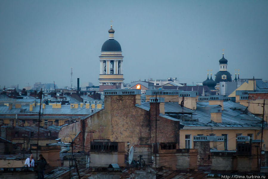 Петербург — город на равнине. Отдельные башни, купола и шпили хорошо видны с высоты практически любой крыши в историческом центре города.