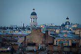 Петербург — город на равнине. Отдельные башни, купола и шпили хорошо видны с высоты практически любой крыши в историческом центре города.