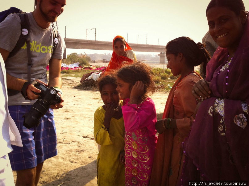 Антон показывает жителям их фотографии Дели, Индия