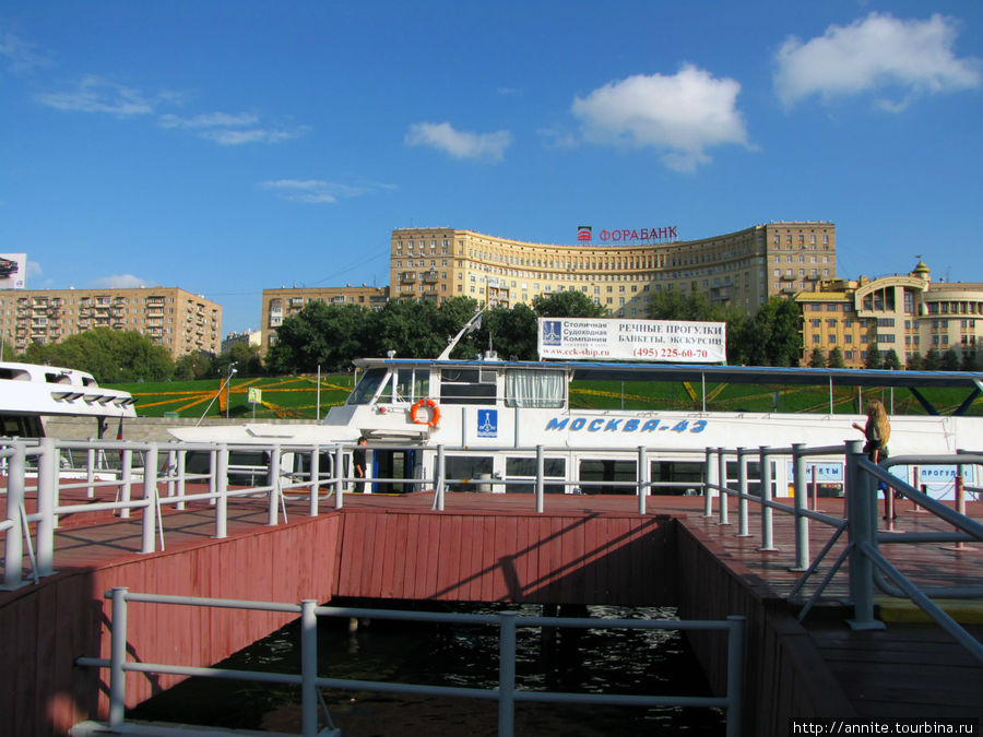 Речной трамвайчик Москва-43 на причале. Москва, Россия