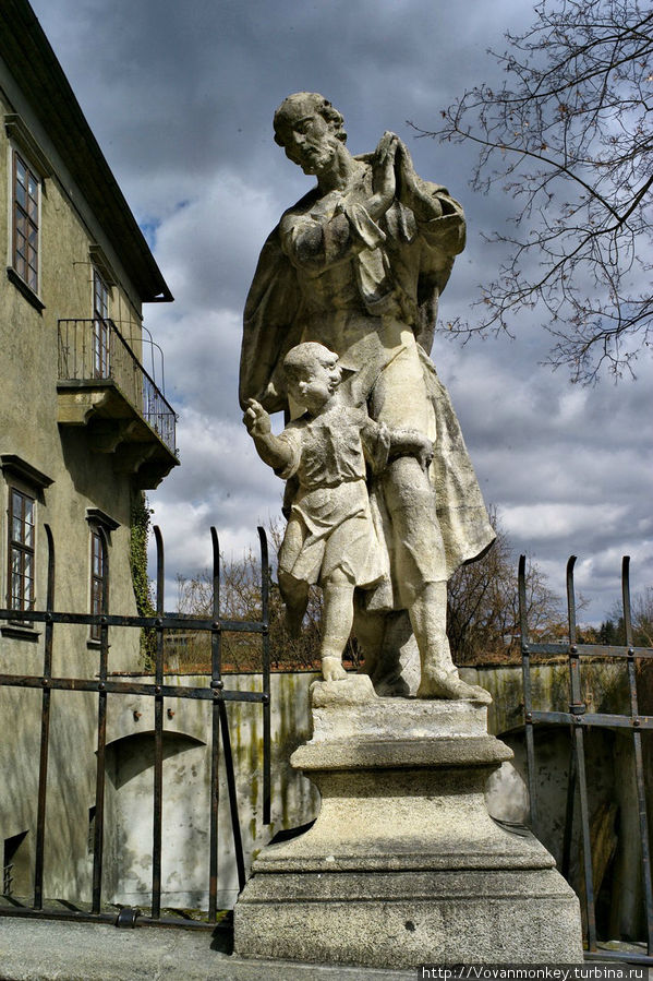 Скульптуры, украшающие мост над Медвежьим рвом Чешский Крумлов, Чехия