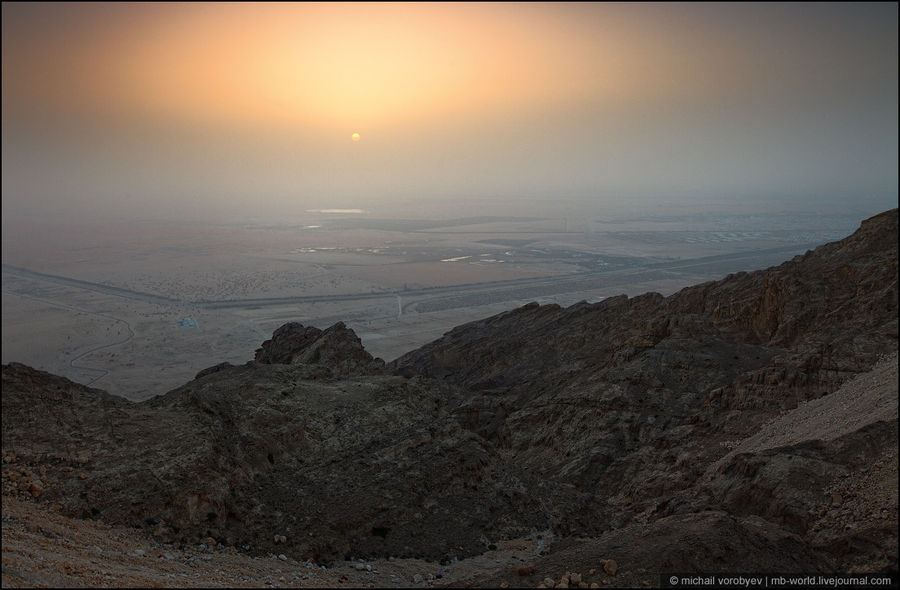 Многие источники пишут, что это самая высокая точка ОАЭ, но это не совсем так. Самая высокая гора ОАЭ находится на Джабаль Йибир (1910 метра на холме, который расположен уже на границе Омана). Аль-Айн (Аль-Хили), ОАЭ