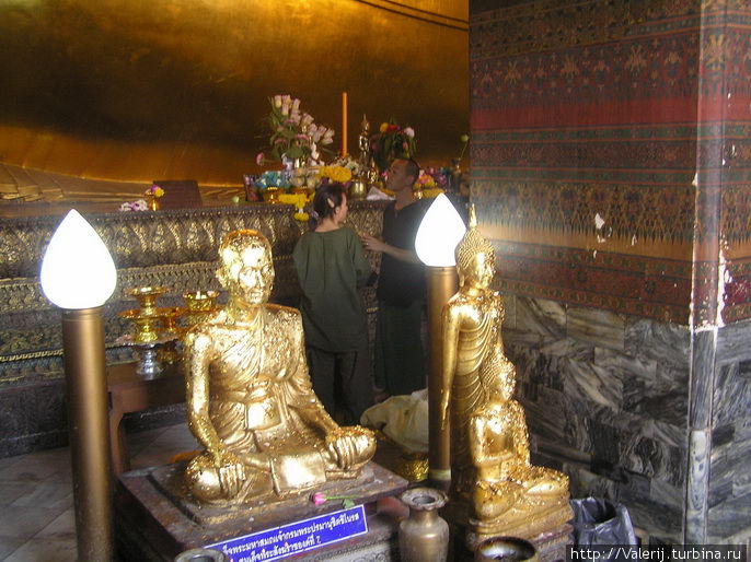 Скульптуры Будды у места жертвоприношений. Бангкок, Таиланд