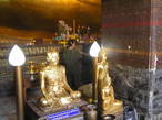 Скульптуры Будды у места жертвоприношений.