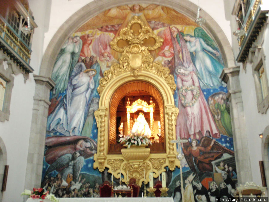 Главный алтарь Базилики с фигурой Девы Канделарии Канделария, остров Тенерифе, Испания