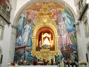 Главный алтарь Базилики с фигурой Девы Канделарии