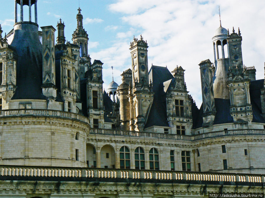 Виктор Гюго сравнивал крышу замка с прической женщины, у которой ветер растрепал волосы. Шамбор, Франция