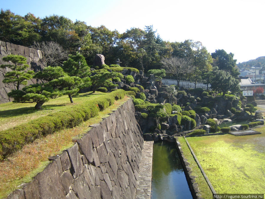 На другом конце виден склон, по которому подымались к саятилищу Тадзими, Япония