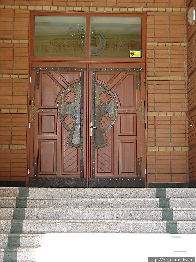 Главные двери храма