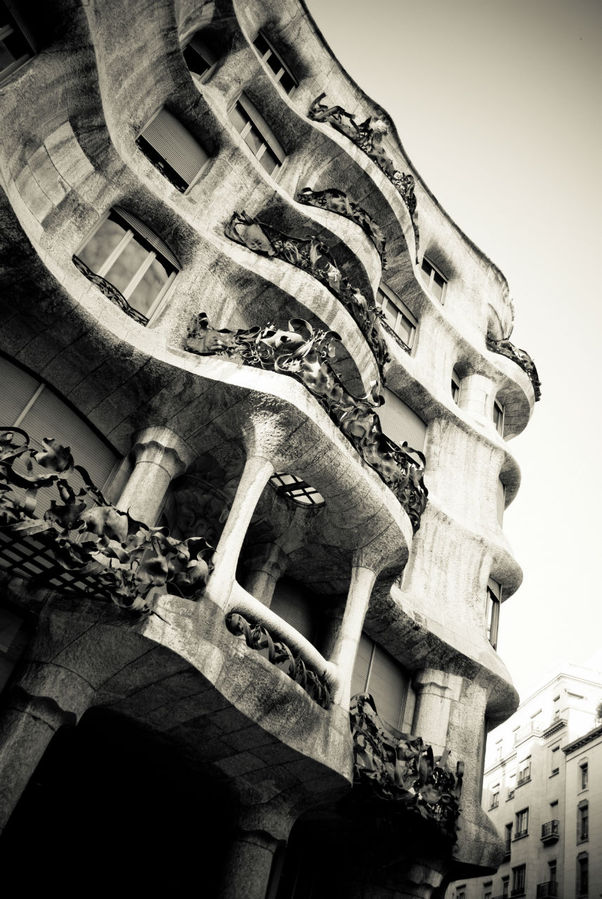 Балконные решетки замечательны. Барселона, Испания