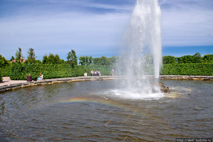 Нижний парк, фонтан менажерский, радуга в фонтане Петергоф, Россия