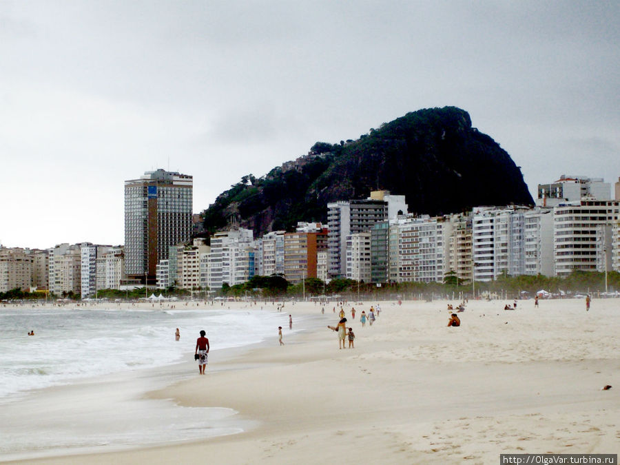 День был пасмурный, но мы всё равно направились на   пляж Рио-де-Жанейро, Бразилия
