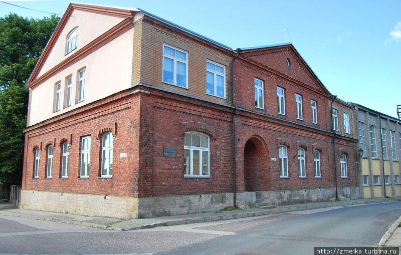 Санаторная Школа-интернат, на ней мемориальная доска Вольдемару Пинну, директору и учителю. Хаапсалу, Эстония