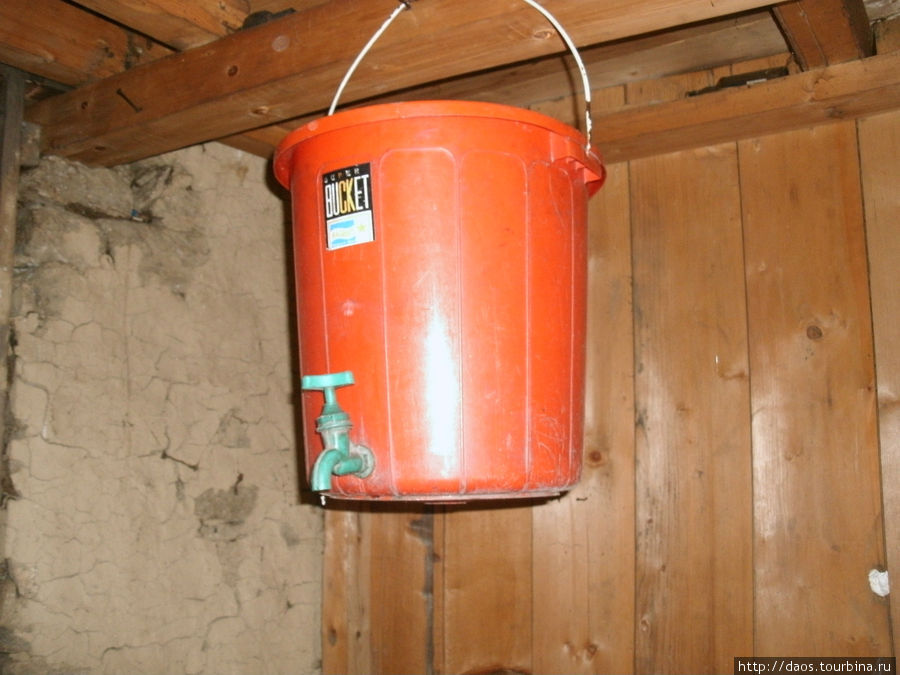Душевой пакет (bucket), предлагаемый в приютах за небольшие деньги Непал
