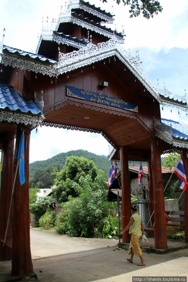 Вход на территорию монастыря Мокхампае Мае-Хонг-Сон, Таиланд
