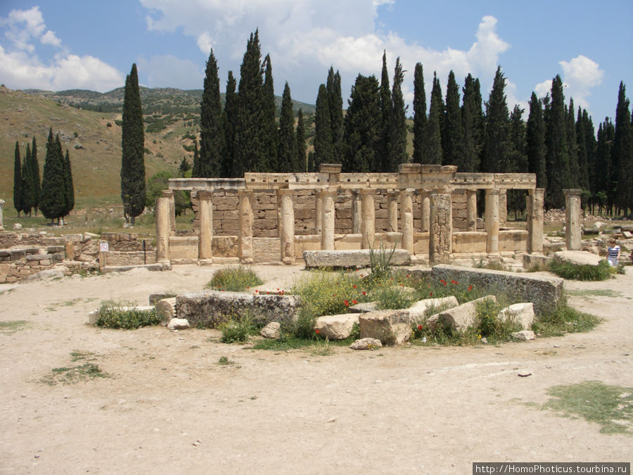 Обломки священного города Памуккале (Иерополь античный город), Турция