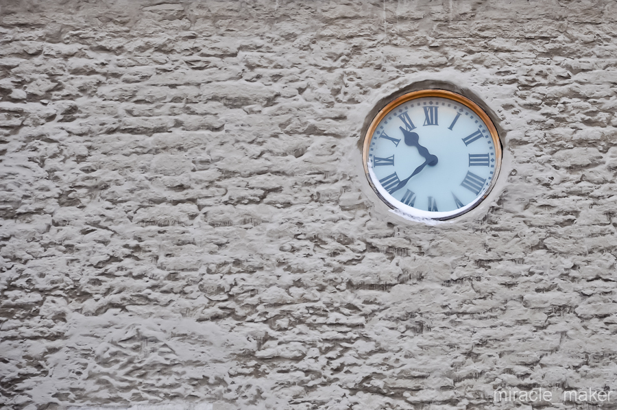 Необычные часы для ратуши. Напоминают кварцевые, наручные. Таллин, Эстония