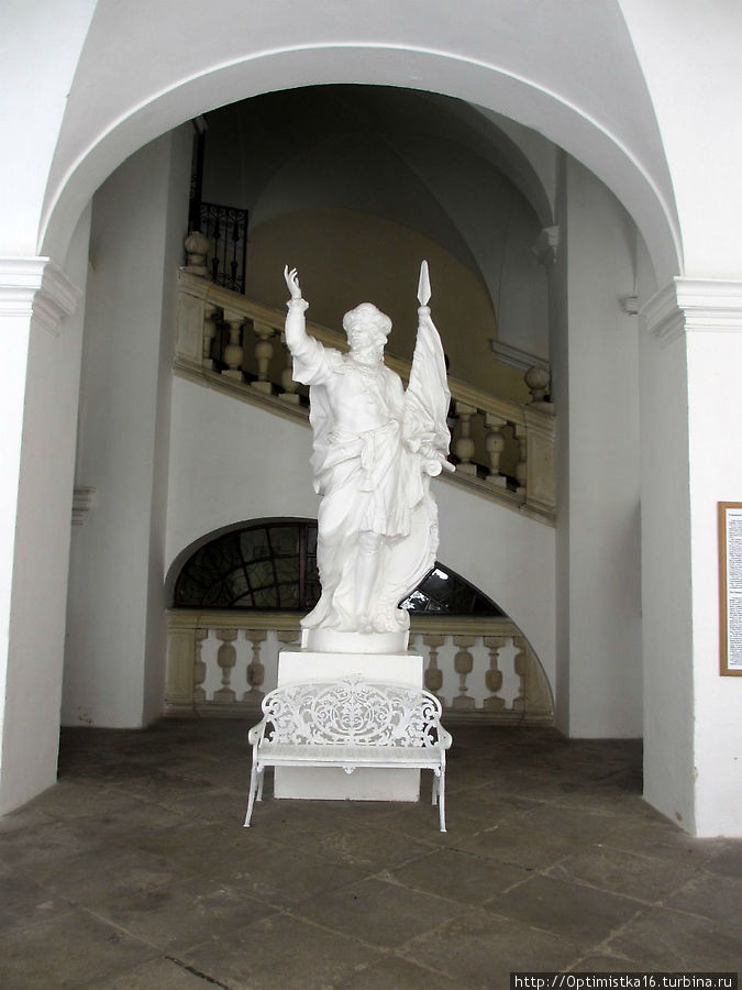 Скульптура внутри напротив главного входа Кромержиж, Чехия