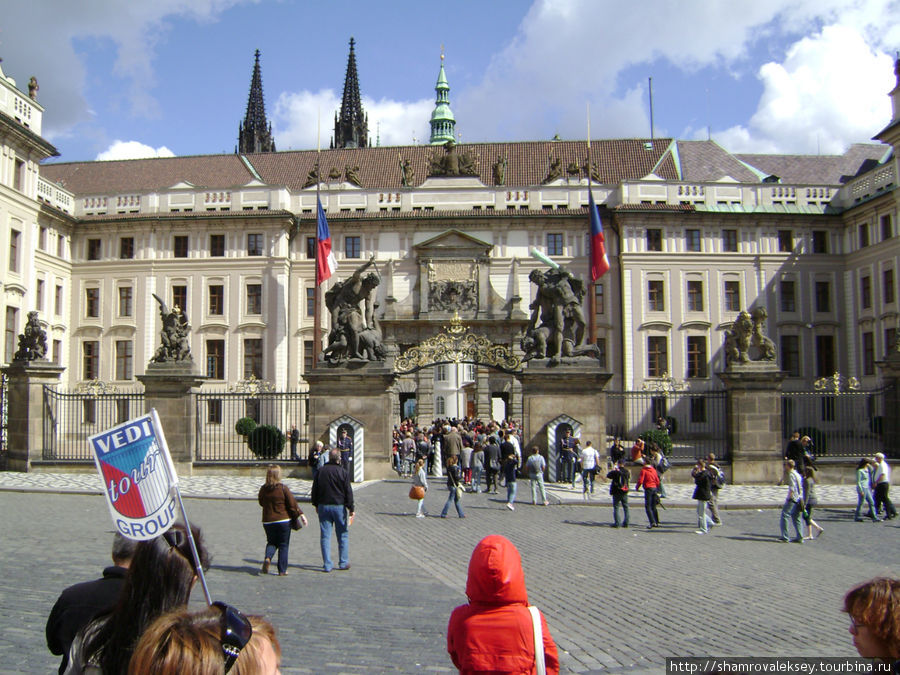 Ворота гигантов и вход на территорию Пражского Града и Президентского двореца. Прага, Чехия