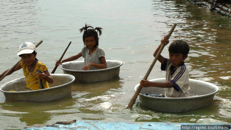 Счастливое детство камбоджийских ребят из деревни на озере Камбоджа